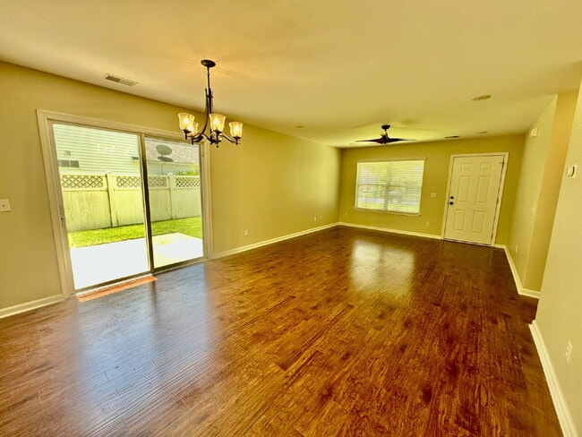 Foto del edificio - Four Bedroom Home with Private Fenced Back...