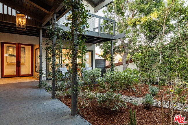 Building Photo - 249 Rees St