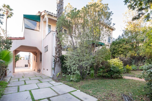 Foto del edificio - 321 N Croft Ave