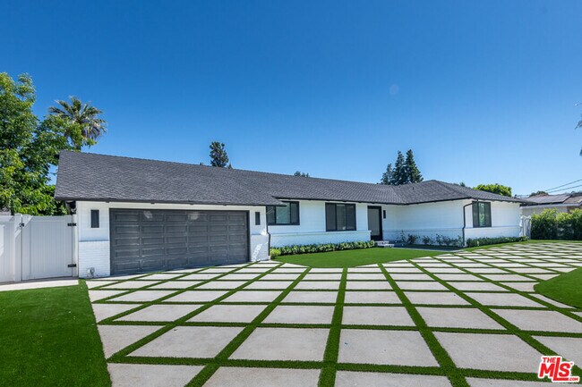 Building Photo - 17133 Albers St