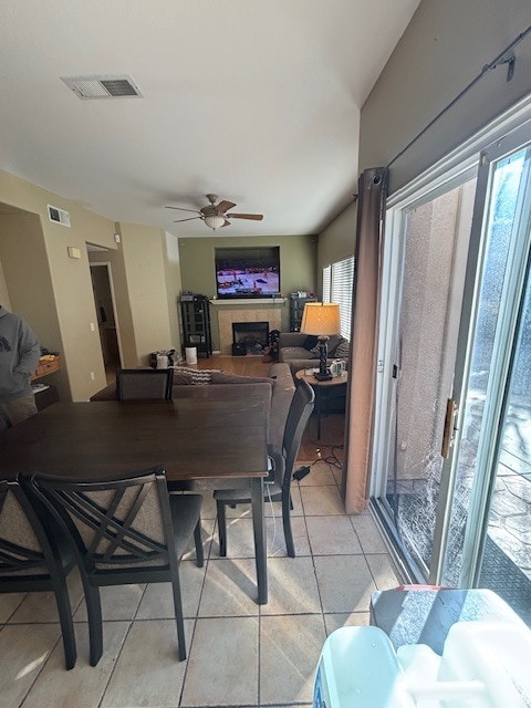 Comedor y sala familiar - 10033 Kika Ct