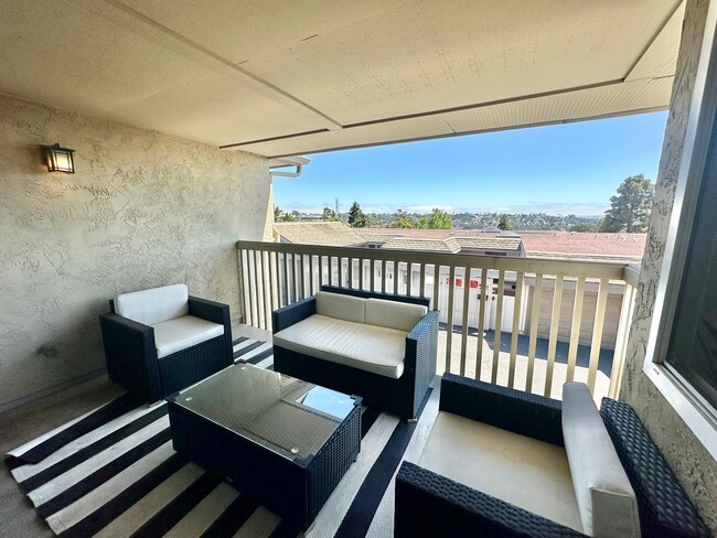 Building Photo - 3 Bedroom Townhome near USD!! Parking + La...