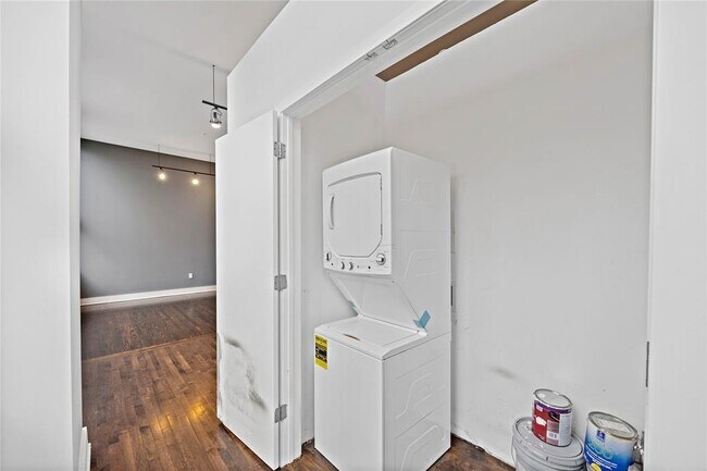 Building Photo - 1312 Live Oak St