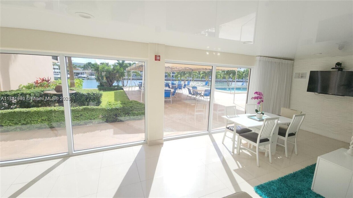 Foto principal - 220 Kings Point Dr