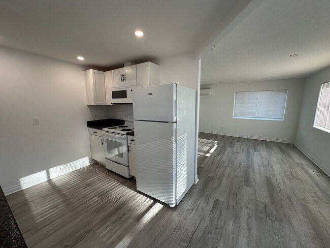 Foto del edificio - Very Nice Completely Remodeled 2 Bedroom 1...