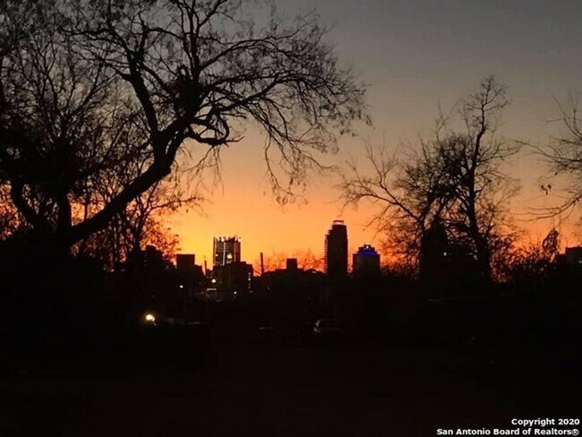 Foto del edificio - Fully Restored 2BR Classic Near Downtown Dignowity Hill
