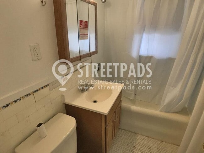 Building Photo - 2 bedroom in Boston MA 02135
