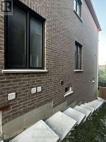 Building Photo - 50 Sharonview Cres