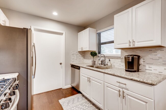 Foto del edificio - RECENTLY REMODELED 3 BR / 2 BATH COTTAGE L...