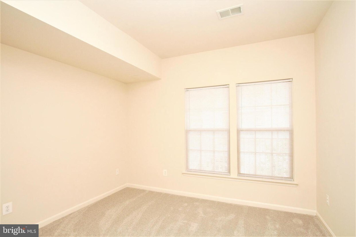 7949 Crescent Park Dr Unit 151, Gainesville, VA 20155 Condo for Rent