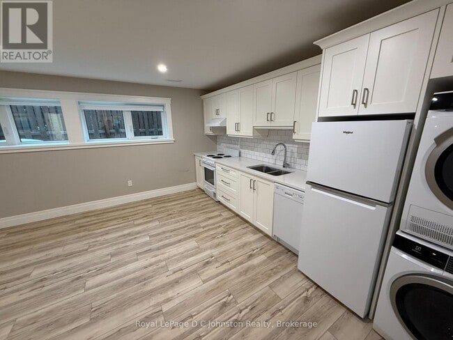 Building Photo - 365 Spence St