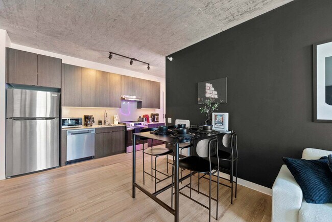 Building Photo - 633 S LaSalle St