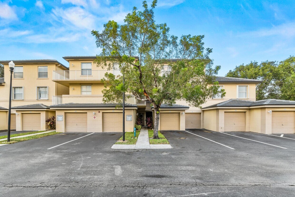 2020 Greenview Shores Blvd Unit 116, Wellington, FL 33414 Condo for