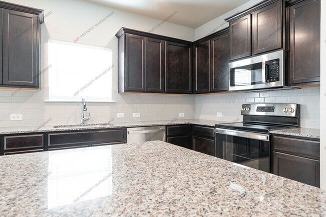 Building Photo - Stunning 4-Bedroom Home in Villages of Wes...