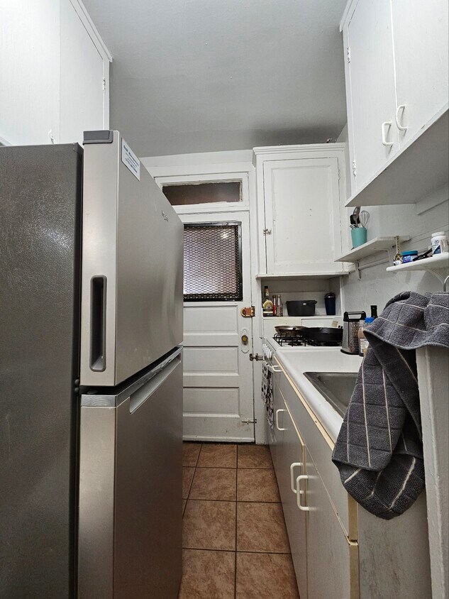 Primary Photo - 652 W Oakdale Ave