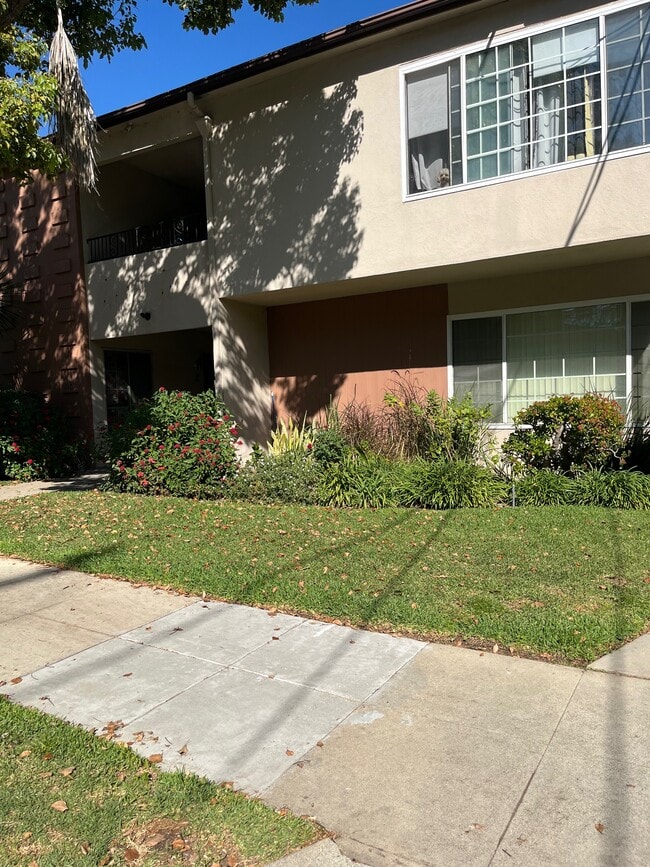 Building Photo - 210 S Catalina Ave