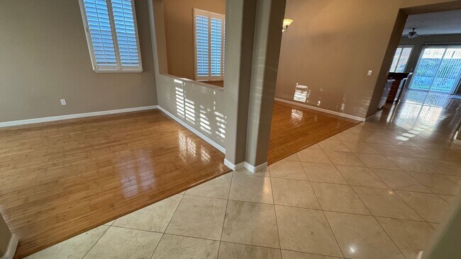 Foto del edificio - AVAILABLE!