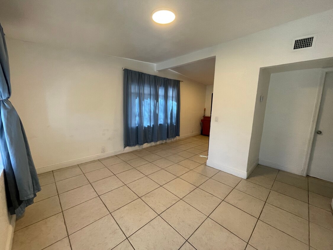 Foto principal - 2381 Rutland St
