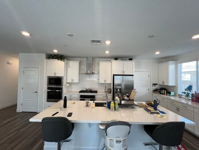 Foto del edificio - Gorgeous Like-New 4 Bedroom!