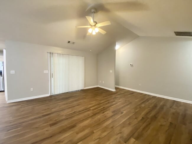 Building Photo - Home in Woodbridge With a Screened Porch and Private Backyard!