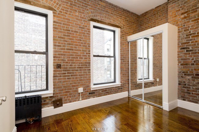 Building Photo - 264 W 25th St