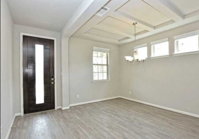 Foto del edificio - GORGEOUS 4BR 2.5 BATH WITH LOTS OF NEIGHBO...