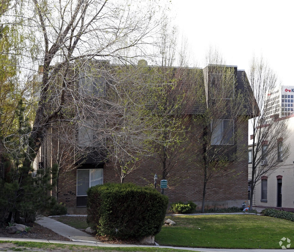 Building Photo - 132 E 2nd Ave
