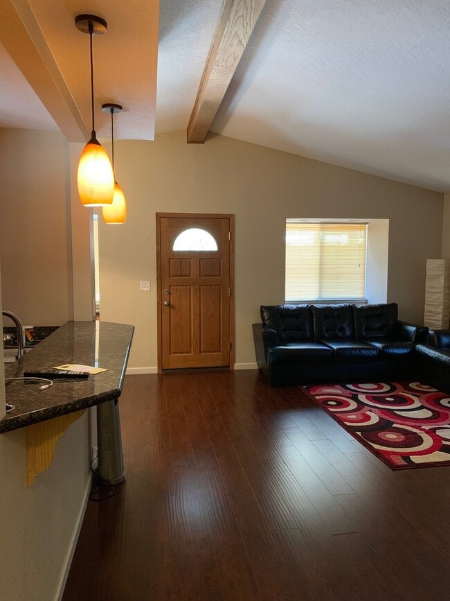Building Photo - Updated and Spacious Layout in Convenient ...