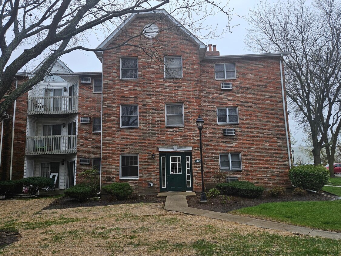 4305 W Shamrock Ln Unit 3F, McHenry, IL 60050 Condo for Rent in