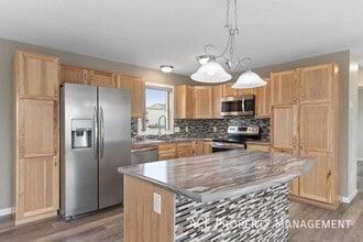 Building Photo - 520 Crazy Horse St