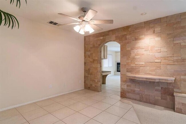 Foto del edificio - Excellent Condition, gorgeous back yard an...