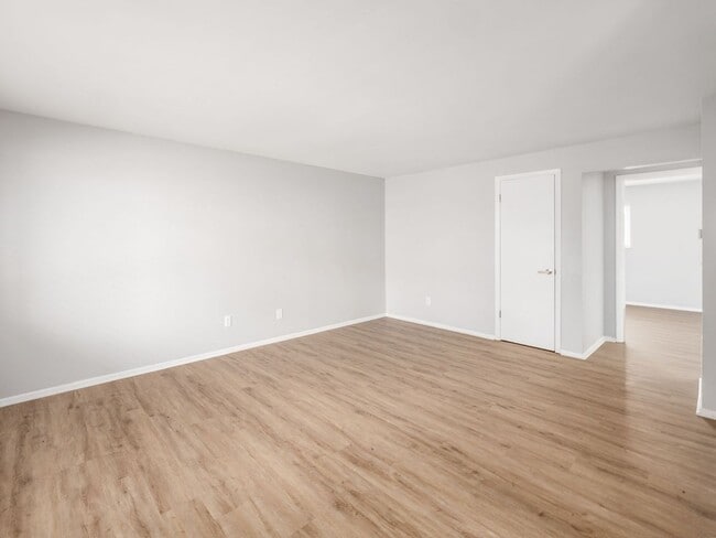 Building Photo - 593 Riverview Dr