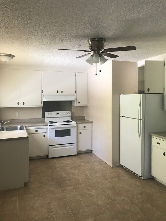 Building Photo - Clean Upstairs Condo in Quiet Complex