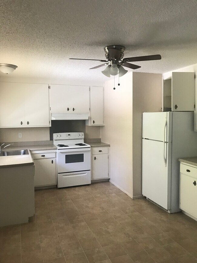 Foto del edificio - Clean Upstairs Condo in Quiet Complex