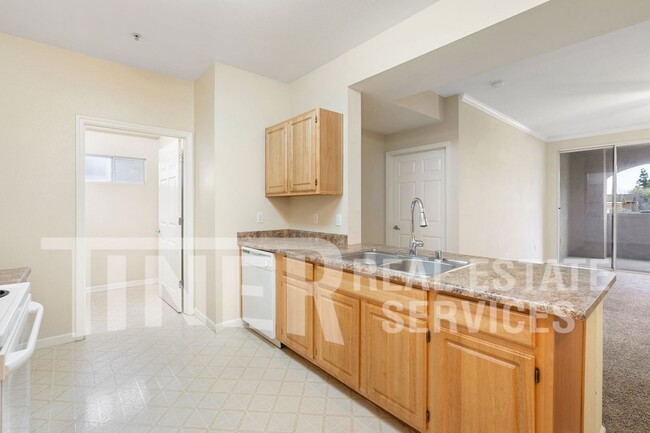 Building Photo - Gorgeous 2 Bedroom Roseville Condo in Gate...