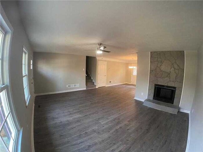 Building Photo - Fantastic 4bd/2ba home! Coming soon!