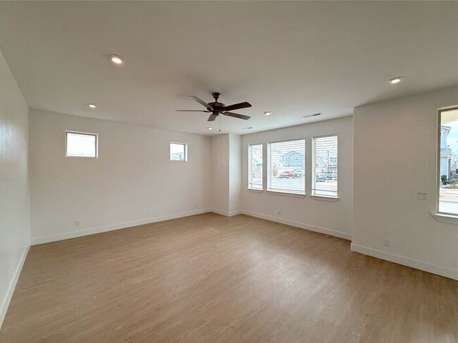 Building Photo - Desert Color Home 3 bd, 2.5 bt, Extra Large 2 Car Garage Home