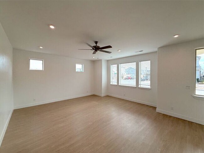 Foto del edificio - Desert Color Home 3 bd, 2.5 bt, Extra Large 2 Car Garage Home