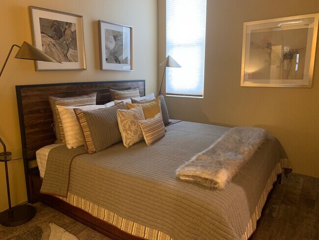 Dormitorio principal con cama king - 290 W 12th Ave