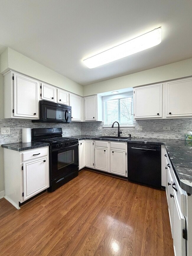 Foto del edificio - 665 Lakewood Farms Dr