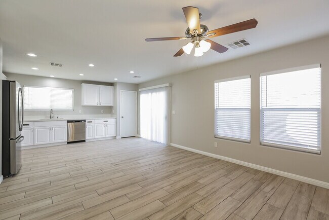 Foto del edificio - 6218 Lone Cypress Ct