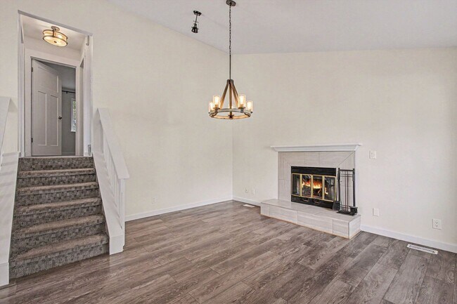 Building Photo - 3 bedroom, 2 car garage, fenced yard, updated and clean!