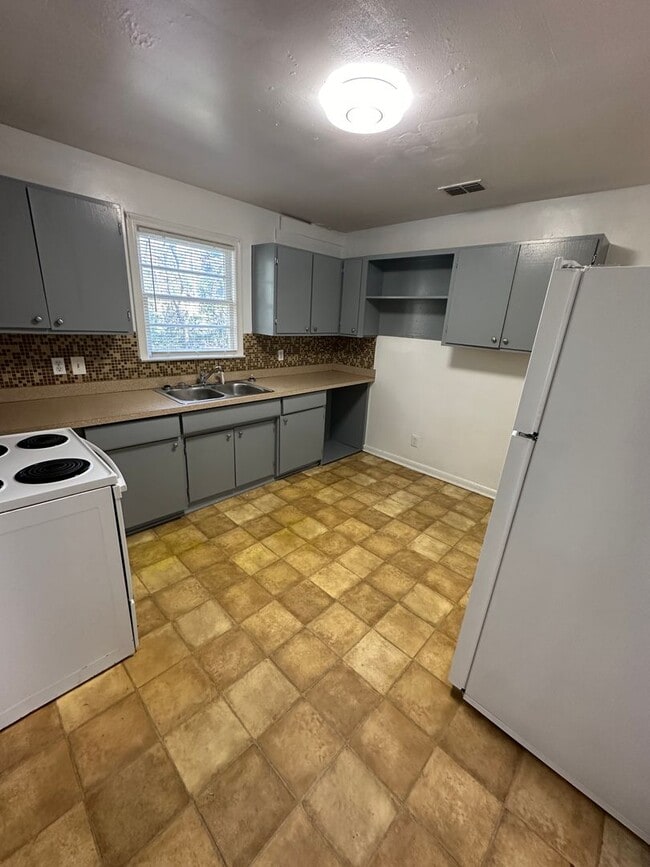 Foto del edificio - 3 bedroom 1 bath house with a large back yard! Available August 2026