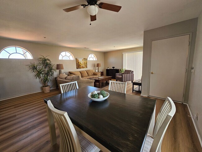 Foto del edificio - SENIORS ONLY 55+ SHORT TERM RENTAL
