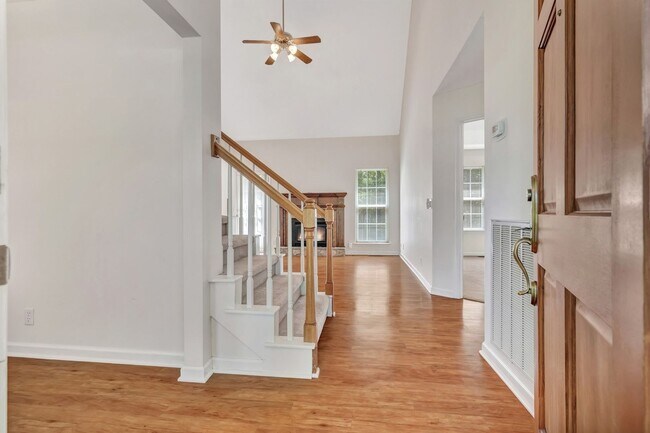 Foto del edificio - One acre lot with first floor suite in bea...