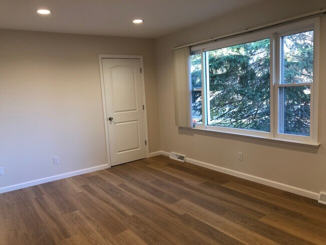 Foto del edificio - 106 E 2nd St