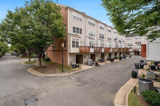 Foto del edificio - COMING SOON - Great 4 level end unit TH in...