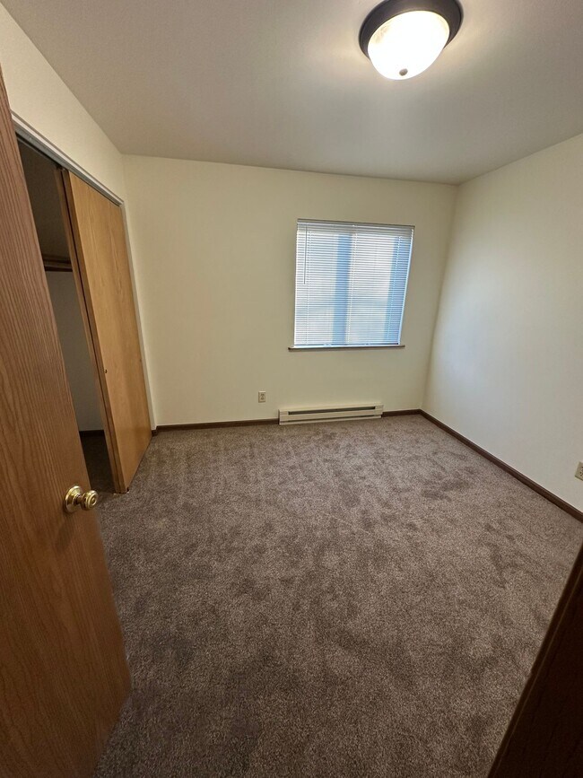 Foto del edificio - $500 Signing bonus off of First Months Rent! 3 bedrooms with 1.5 baths UPDATED townhouse located ...