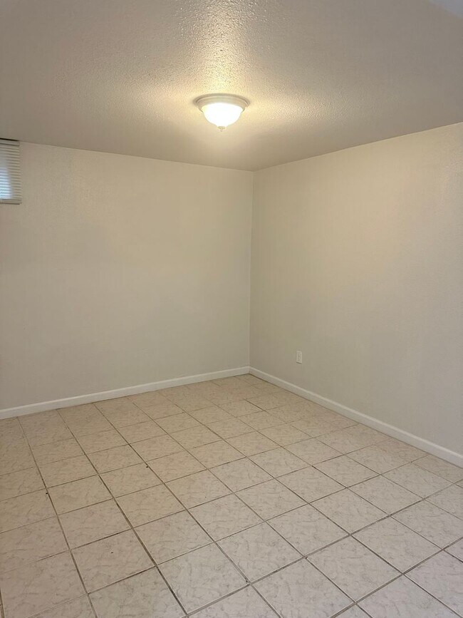 Building Photo - 1717 Oxford Dr