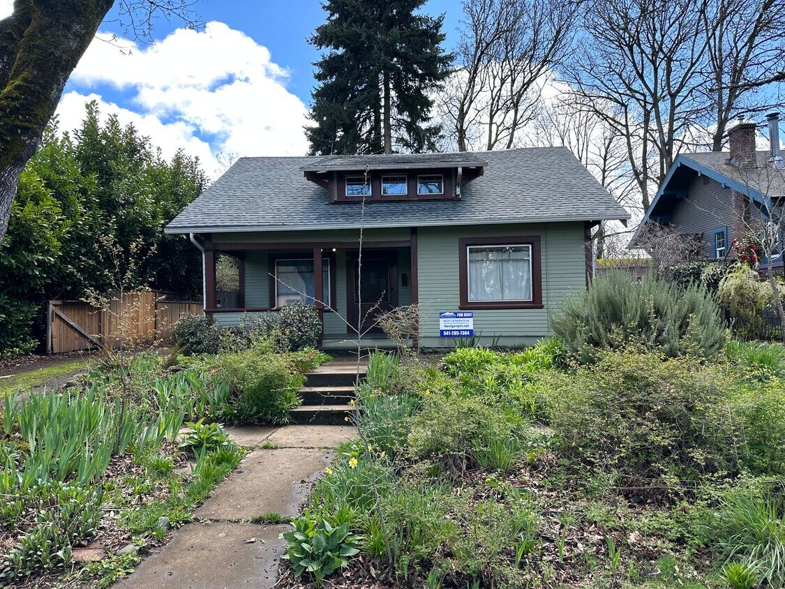 Foto principal - Beautifully updated 3 bedroom 1 bath duple...